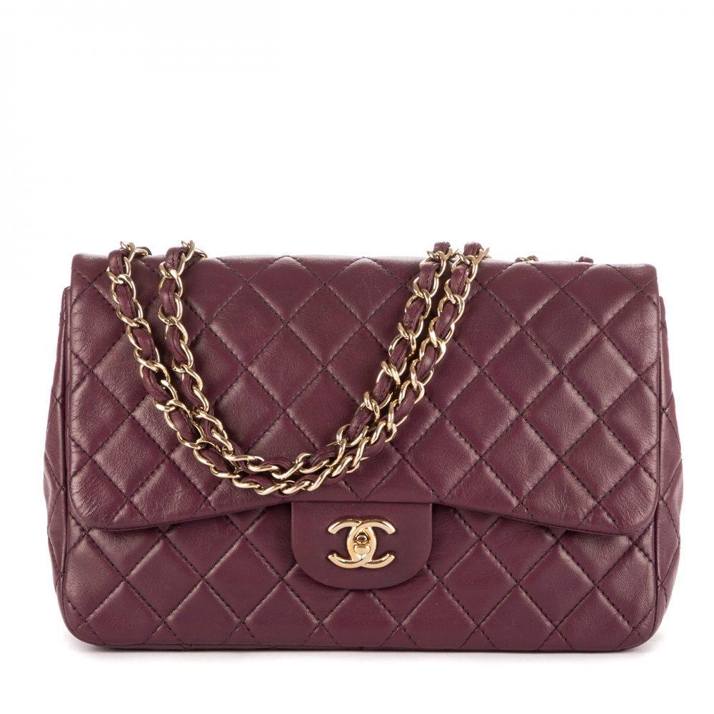 Description

CHANEL.
Classic Flap Jumbo bag.
Aged calfskin leather in purple. Gold hardware. Front flap with CC turn-lock closure. Back exterior flat pocket. Chanel signature interlocking ribbon chain.
With interior numbering.
Includes sticker, card and box.
Very good condition, with normal signs of use.
Measurements: 30 x 19 x 9 cm.