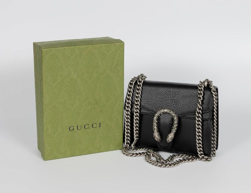 Description

GUCCI
Dionysus bag.
In black grained leather. Front flap with iconic jeweled closure in the shape of tiger heads in silver-tone metal. Long chain that can be doubled to carry over the shoulder. Spacious fabric lined interior.
Box attached.
Measurements: 20 x 16 x 6 cm.

Despite the novelty in its design, the Dionysus bag by Gucci predicts to become a classic of the firm. It is a versatile, colorful and distinguished bag, conceived by Alessandro Michele, which comes in different sizes (hand or shoulder). It is a high quality bag, with a sliding chain that allows you to vary its length and a pin closure, with side hook, topped by a spur with a textured tiger head.
Iconic Italian fashion brand Gucci is known the world over for luxury, style and quality. Founded in 1921 by Guccio Gucci in Florence, Italy, Gucci has become a symbol of elegance and sophistication in the fashion industry. The brand is especially famous for its luxurious handbags, which are coveted by fashionistas and fashionistas around the world.

Box enclosed.