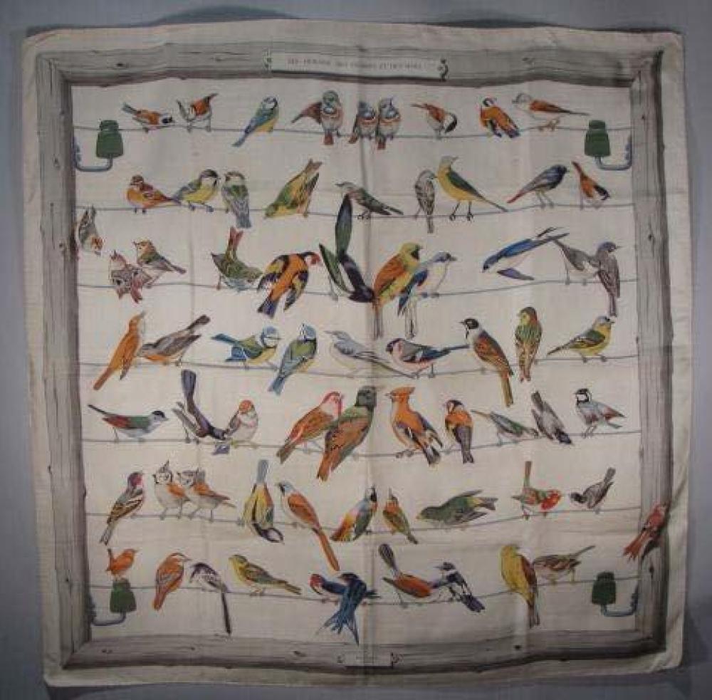 HERMES

Les oiseaux des champs et des bois Carré de soie Tâches et deux trous