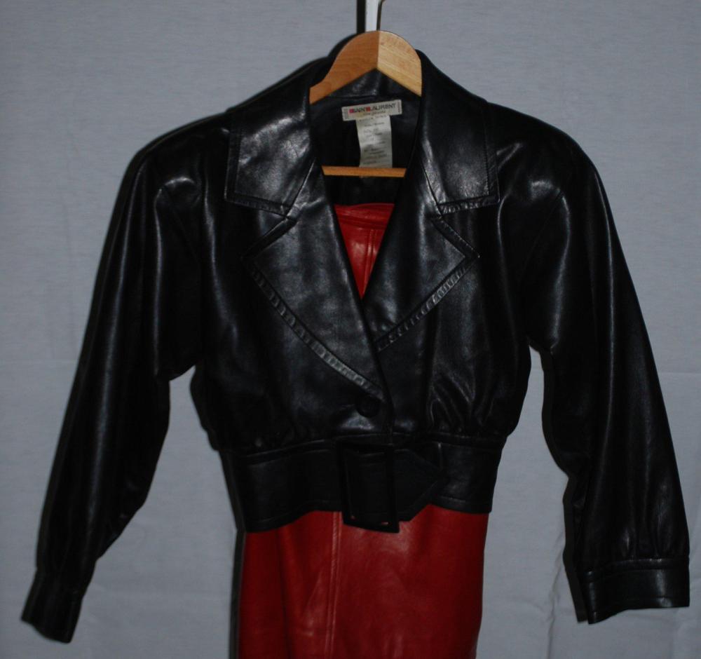 SAINT LAURENT rive gauche

Ensemble composé d’un spencer en cuir agneau noir, col cranté, manches longues à poignets ressérés et d’une jupe droite en cuir agneau bordeau