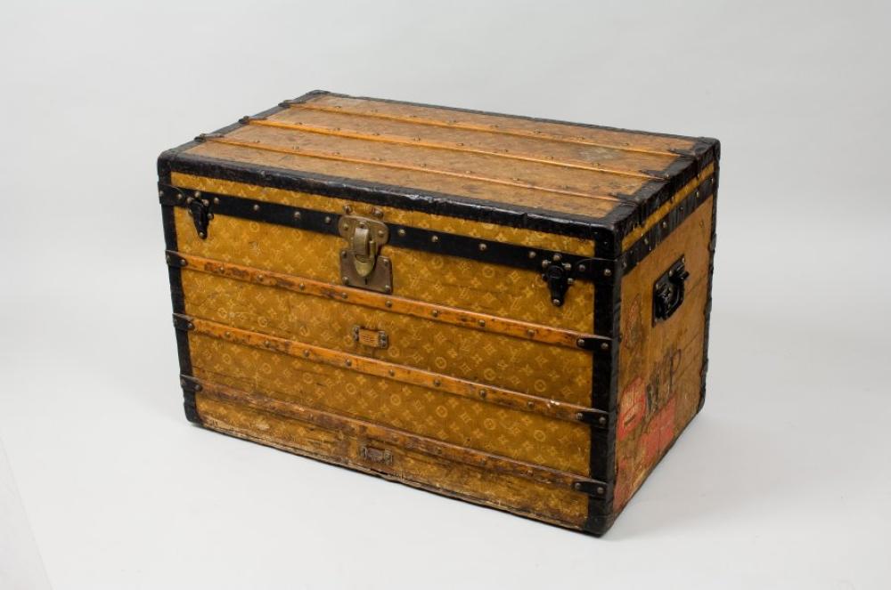Louis VUITTON

rue Scribe n°137816 Malle courrier en toile monogram tissée, renforts hêtre, bordures, coins, poignées féraille, intérieur doublé de toile écrue à rayures rouge, manque châssis. (taches) Dimensions : 90 x 53 x 56cm