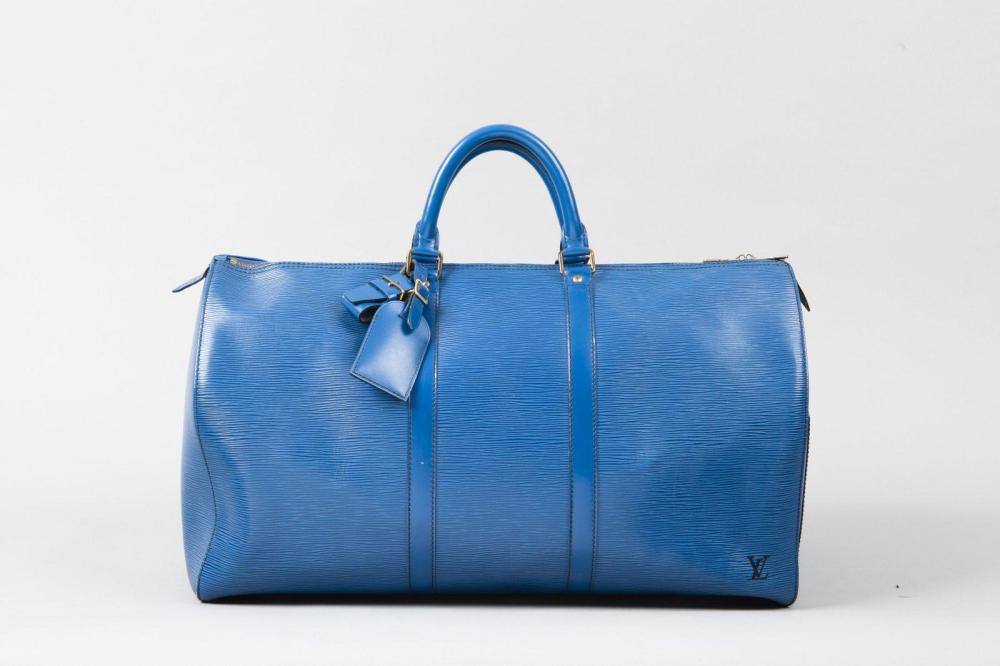 Louis VUITTON

Sac «Keepall» 50 cm en cuir épi bleu, fermeture éclair, double poignée, porte-noms. (Tâche à l’intérieur, usures aux coins) Bon état