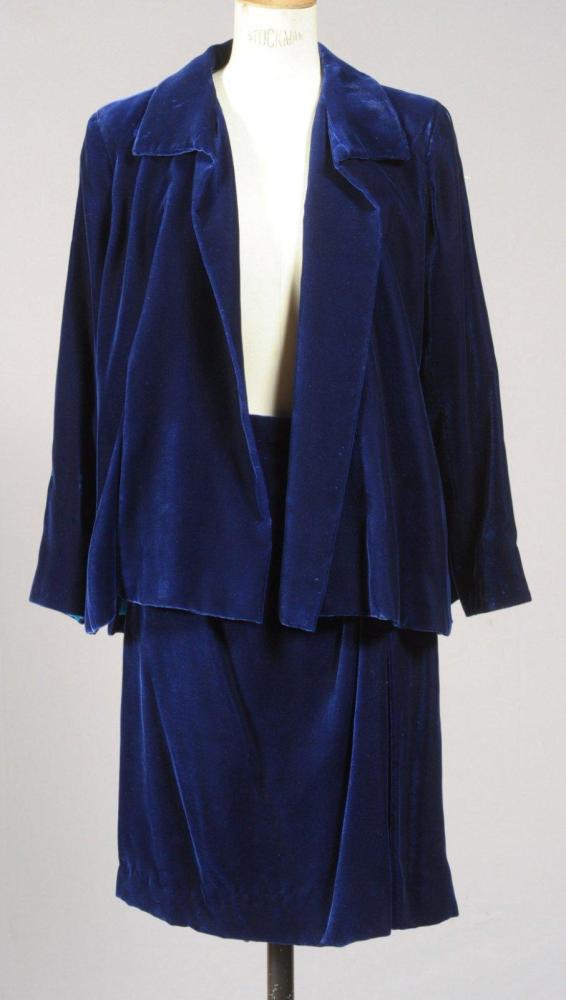 Anonyme, Yves SAINT LAURENT rive gauche

Lot en velours de soie bleu nuit composé d’une veste vareuse doublée de satin turquoise, d’une jupe porte-feuille à effet de drapé et d’une blouse en satin marine, ras du cou, manches longues à boutonnage au dos. Griffe blanche, graphisme noir rehaussé de deux carrés de couleur. (griffe blanche, graphisme noir portant le n° 76384 non d’origine)