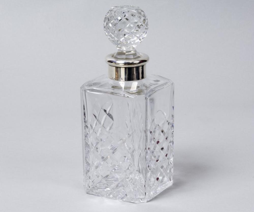 HERMES Paris

*Carafe à whisky en cristal de baccarat taillé, col en argent, bouchon en cristal de baccarat taillé (égrenures)