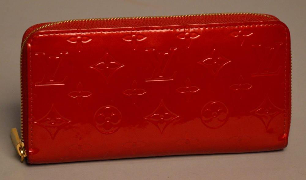 Louis VUITTON

Portefeuille "ZIPPY" en cuir Monogram vernis embossé, couleur Pomme d’amour, fermeture zippée, pièces métalliques en laiton doré, huit fentes pour cartes de crédit, poche zippée centrale 19x10 cm (légères usures)