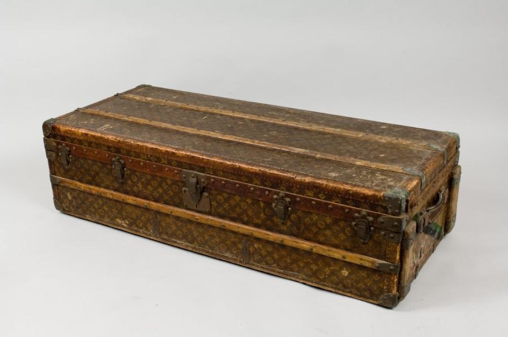 Louis VUITTON

rue Scribe sans numéro Malle penderie en toile monogram chiffrée A.L bandes d’écuries noir/vert, bordures lozinées, renforts hêtre, coins, fermetures en laiton doré, poignée cuir (manque cintres) Dimensions : 34.5 x 55 x 131 cm