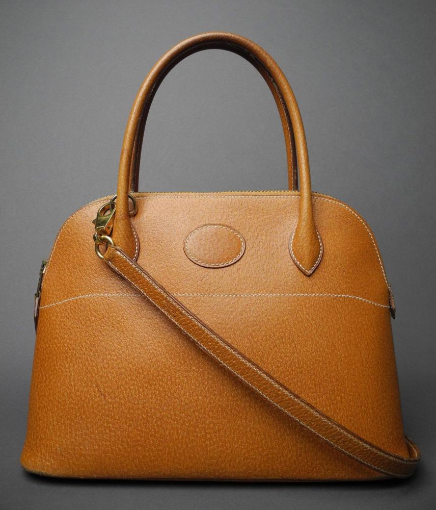 HERMES

Sac BOLIDE en cuir gold Piqûres sellier blanches Fermeture glissière Garniture en métal doré Double poignée et bandoulière amovible L: 24 cm EN BON ETAT (usures aux coins et légère trace de stylo)