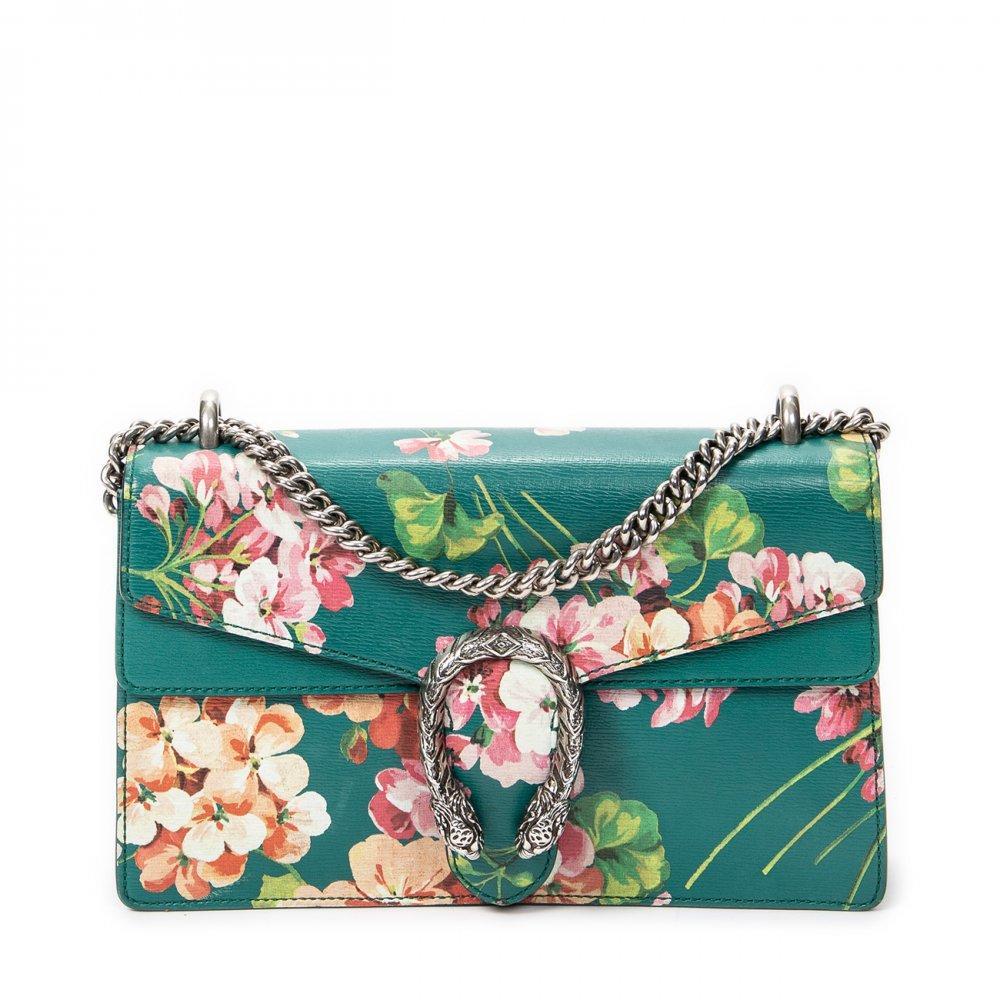 Description

GUCCI.
Small Dionysus Chain Crossbody bag.
Aquamarine blue leather printed with floral design. Silver hardware. Double front flap with blued clasp, tiger head finish, characteristic of the model. Sliding chain. Compartmentalized interior.
Includes brochure.
With interior numbering.
In perfect condition, barely unused.
Measurements: 27,5 x 16 x 5 cm.
The Dionysus is one of the most successful and popular reinterpretations of the GUCCI house under the creative direction of Alessandro Michele, who has revitalized the codes of the firm by merging the vintage with the contemporary. The floral motif, inspired by nature and romanticism, contrasts elegantly with the structured design and the metal clasp in the shape of a tiger’s head, a symbol of strength and sophistication. The silver hardware gives it a modern and versatile touch, suitable for a variety of occasions, from everyday to special events.

Includes booklet. With interior numbering. In perfect condition, barely unused.