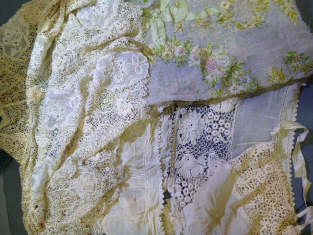 Lot de vêtements en dentelle, vers 1900-1910:...

Lot de vêtements en dentelle, vers 1900-1910: Trois Brassières en fine batiste et dentelle d’Irlande, vers 1010. Un Collet en Irlande et médaillons de linon brodé, une broderie an ruban de soie, une robe d’enfant et dentelle d’Irlande, un gilet crochet et un manteau de jour dentelle de ruban noir