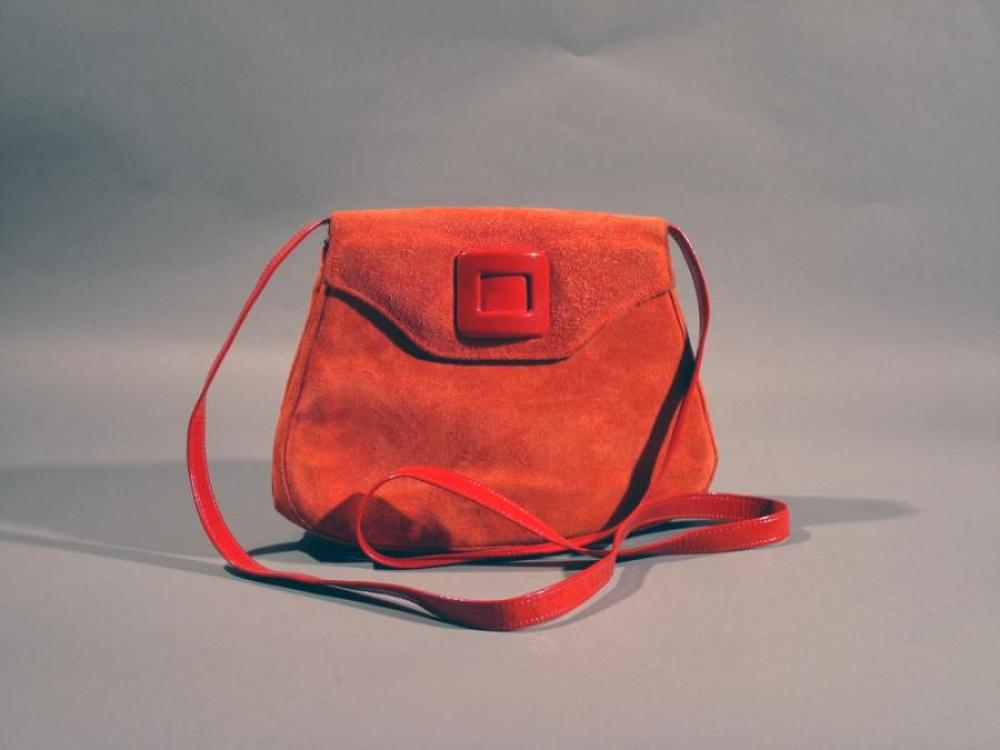 Charles JOURDAN Petit sac en daim rouge...

Charles JOURDAN
Petit sac
en daim rouge fermoir aimanté sous rabat orné d’une boucle en galalithe de même couleur, anse bandoulière