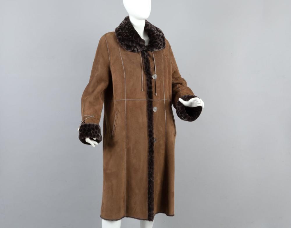 Agnes GERCAULT

Manteau reversible en envers daim camel et Agneau marron lustré panthere, petit col simple boutonnage à quatre boutons, poches verticales