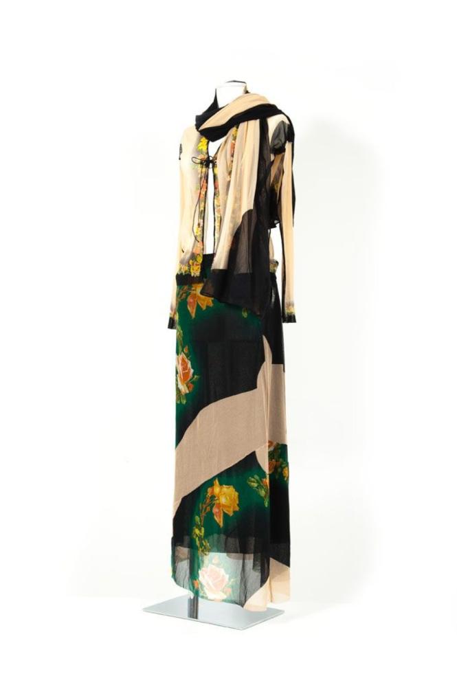 Jean-Paul GAULTIER Maille

Ensemble en tulle imprimé de motifs floraux sur fond noir, beige composé d’une jupe longue, d’un gilet et d’un châle. (fils tirés)