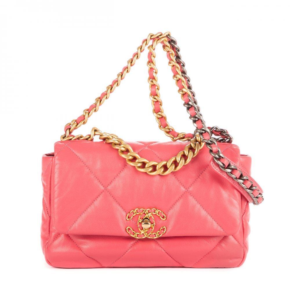 Description

CHANEL
Classic 19 Flap bag, small.
Pink quilted calfskin leather. Long metallic chain strap in gold and silver finish intertwined with tone-on-tone leather, suitable for shoulder or crossbody. Closure with gold-colored signature emblem and openwork design.
Includes sticker, card, dust bag and box.
With interior numbering.
In excellent condition, light signs of use. Slight discoloration on the lower right side of the front leather.
Measurements: 25 x 17 x 7 cm.

The Classic 19 Flap retains the timeless silhouette of the classic Flap Bag, reinterpreted in a compact format. Its combination of quilted leather with golden hardware is one of the most iconic and versatile of the maison, a symbol of elegance and Parisian style.

Includes sticker, card, dust bag and box. With interior numbering. In excellent condition, light signs of use. Slight discoloration on the lower right side of the front leather.
