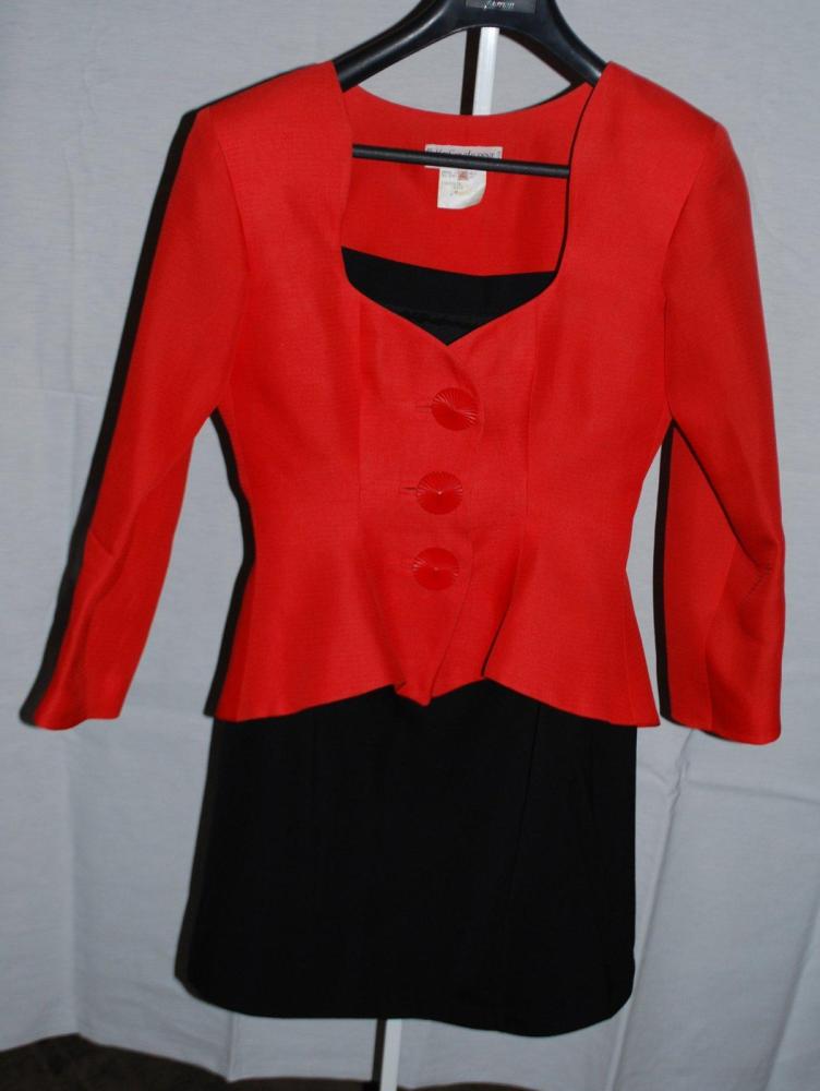 Yves SAINT LAURENT rive gauche

Ensemble composé d’un haut en soie tissé corail, décolleté coeur, simple boutonnage, effet de basque, manches longues, jupe droite noir