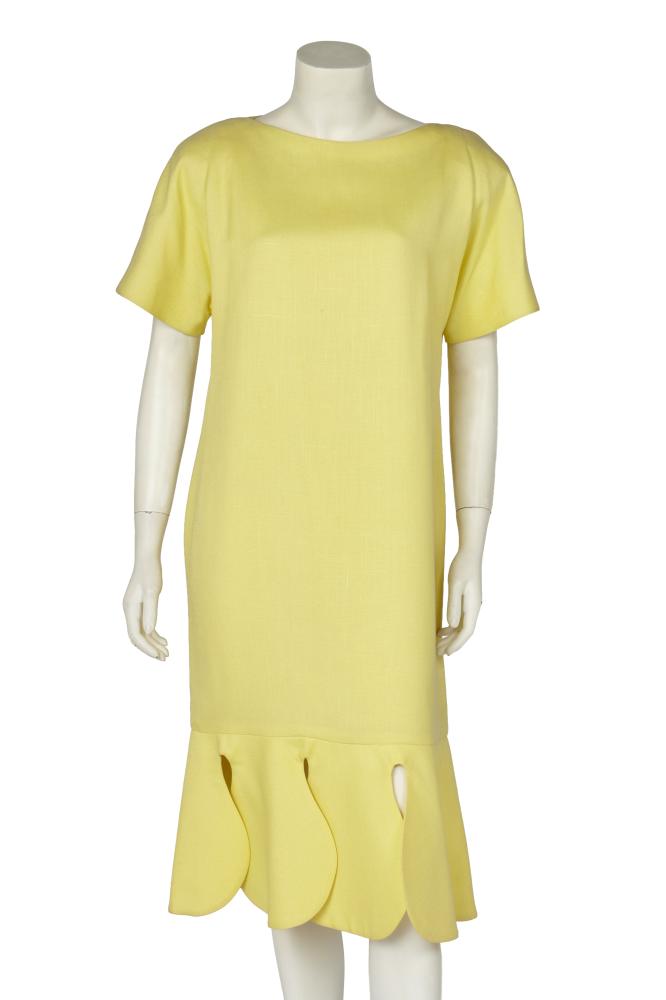 A Pierre Cardin haute couture primrose linen summer dress, 1980s

A Pierre Cardin haute couture primrose linen summer dress, 1980s

unlabelled, of loose cut, with rounded, padded shoulders, lobed, tabbed hem, short sleeves, bust 97cm, 38in

Share this lot: