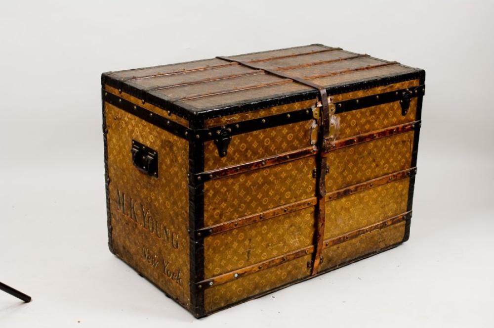Louis VUITTON

rue Scribe n°125223 Malle courrier en toile monogram tissée chiffrée M.K. Young New York, renforts hêtre, bordures, coins, poignées féraille noir, fermeture en laiton doré et sangles de cuir, intérieur doublé de toile écru rayée rouge. (auréoles, manque) Dimensions : 100 x 59 x 70cm