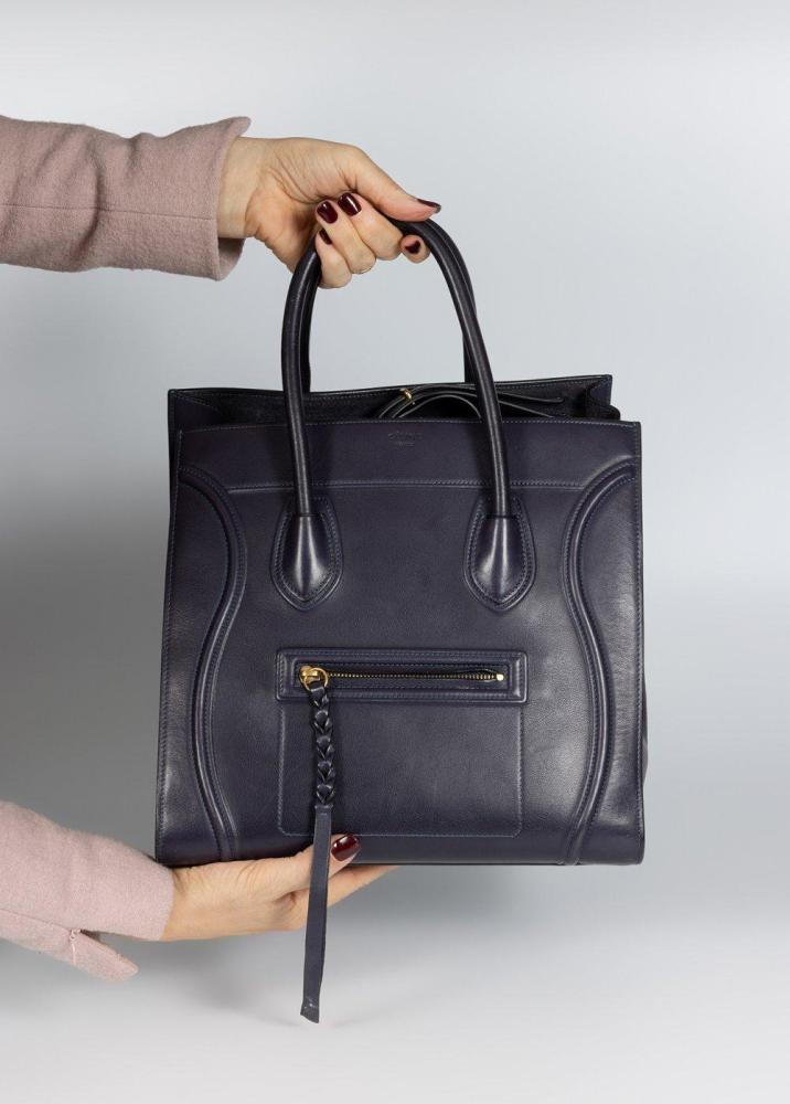 Description

CELINE
Luggage Tote bag.
In navy blue leather. Interior in suede of the same color. Short non-adjustable handles and gold-finish metal hardware. Exterior zippered pocket at front. With trapezoid-shaped extensible sides. It has an interior pocket with zipper closure.
Measurements: 30 x 28 x 26 cm.
With the famous Luggage collection, the French firm Celine defends a line of versatile bags. The multiplicity of pockets, its adaptable structure and its extraordinary quality make the Luggage Bag an ideal complement for long business trips, as well as a "must" for the most elegant fashionistas.