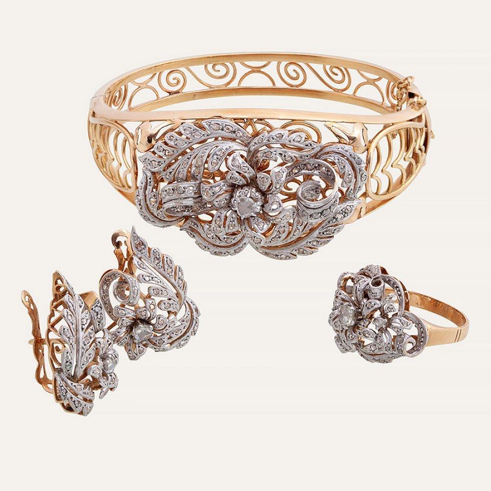 Description

Elizabethan set in 18kt yellow gold with platinum view. With earrings, ring and bracelet. The bracelet is removable and convertible into a brooch. With diamonds, old cut, with a total weight of 1 ct. Earrings with Catalan spade clasp. Bracelet with a secure clasp.
Weight: 52.82 g.
Measurements: 17.50 mm. (inner diameter ring). 28 x 42 mm. (ring front), 25 x 19 mm. (earrings front).