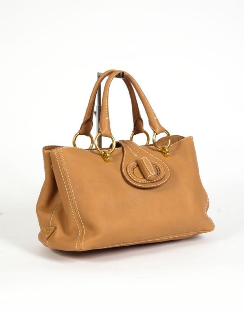 PRADA

Sac 37cm en veau camel à surpiqures beige, fermeture pivotante sur languette, double poignée. Bon état (légères traces)