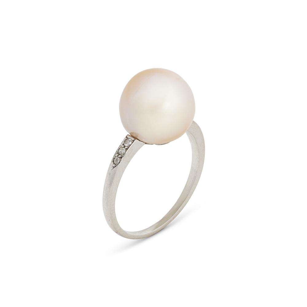 BAGUE PERLE FINE ET DIAMANTS

Button-shaped natural pearl, single-cut diamonds, French import assay mark for platinum (850‰) 
LFG, 2026, report n° 425106, 1 freshwater natural pearl, approximately 10.7 - 11.4 x 9.7mm, no indication of treatment 
Size/Dimensions: EU ring size 54 / US ring size 7  
Gross weight: 4.31 grams