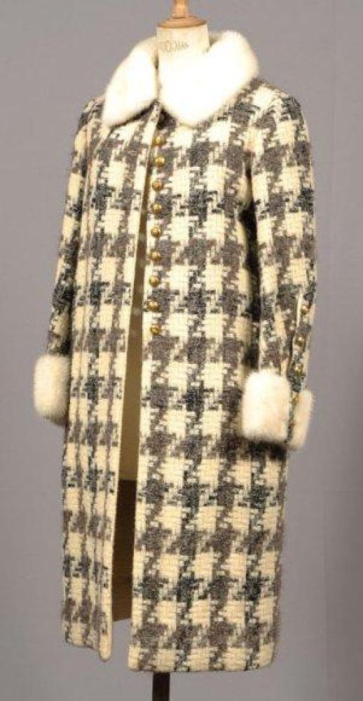 Ady Couture d’après un modèle Chanel circa 1960

Manteau en lainage bouclette double face à effet de carreaux écrus et gris, intérieur uni, petit col en vison blanc, poignets des manches longues à l’identique, simple boutonnage. Sans griffe