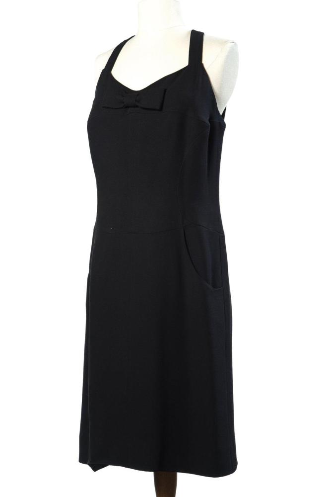 CHANEL

Robe de cocktail en crêpe noir, décolleté rond souligné d’un noeud, jupe évasée, taille basse agrémentée de deux poches, dos à emmanchure américaine