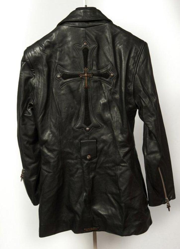 CHROME HEARTS

Veste en cuir grené noir, col cranté, devant zippé, poches à l’identique, une petit poche poitrine, dos orné d’une croix gothique, manches longues (manque ceinture).
