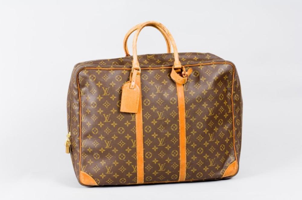 Louis VUITTON

Valise "Sirius" en toile monogram, fermeture éclair et cadenas en laiton doré, double poignée cuir, intérieur lavable. Dimensions : 50 x 38 x 16cm