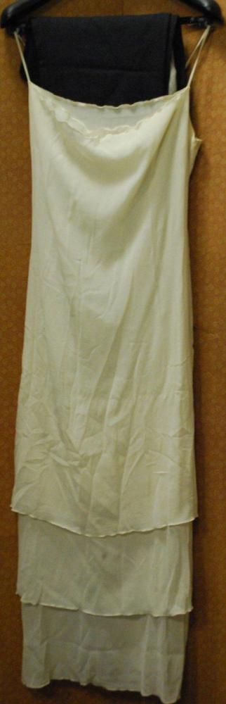 GRES boutique

Lot comprenant une robe longue à fines bretelles en mousseline ivoire, et deux pantalons divers (taches)