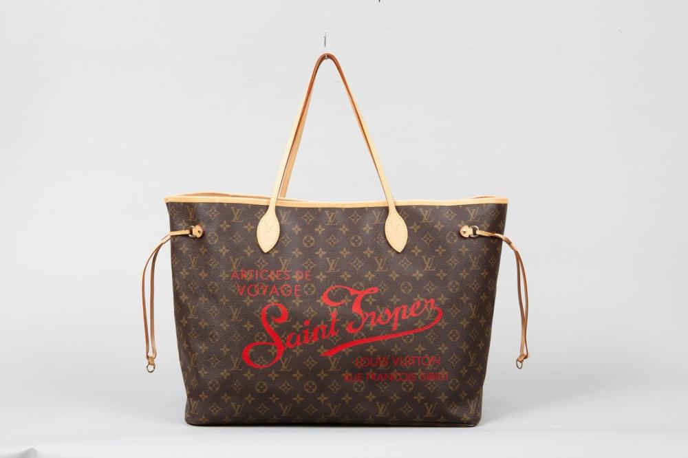 Louis VUITTON

Collection Article de Voyage Saint Tropez rue François Sibili Sac «Neverfull» 50 cm en toile monogram et cuir naturel, intérieur doublé de toile rayée rouge, fermeture par mousqueton, double poignée. Très bon état