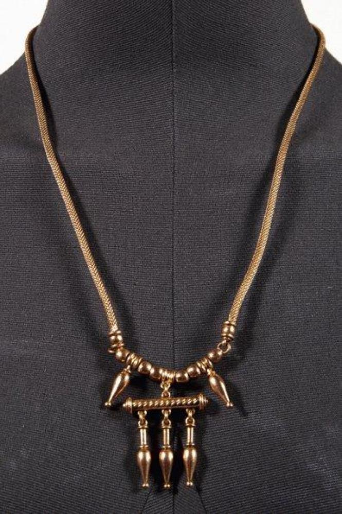 KENZO

Pendentif monté sur métal doré rosé figurant un motif pendeloque sur chaîne tubogaz, boucles d’oreille à l’identique. Signé