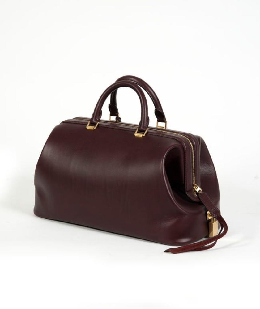 CELINE

Sac façon Square Mouth 36cm en veau bordeaux, fermeture éclair, curseur se terminant par deux franges suédées, double poignée, clefs, cadenas. Bon état (légères usures)