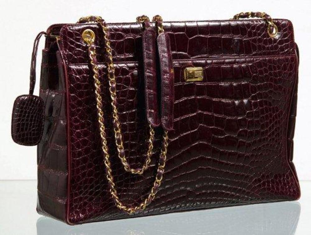 CHANEL CIRCA 1980

Important sac 40 cm en crocodile bordeaux, fermeture éclair, double anse bandoulière chaîne en laiton doré entrelacée de cuir, deux poches extérieures. Bon état Ce lot a été confectionné dans les parties d’espèces de crocodylidaes spp, classées aux Annexes II/B de la Convention de Washington et de la Règle 338/97 du CE du 9/12/1996. Pour une sortie de l’UE un CITES d’export sera nécessaire celui-ci étant à la charge du futur acquéreur