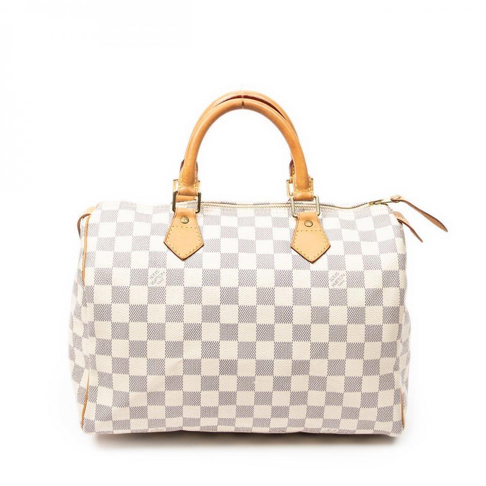 Description

LOUIS VUITTON.
Speedy 30 bag.
Made in Damier Azur print and leather details in ivory and black, with zipper closure at the top. Beige leather lining. Short handles in vachetta leather. Golden brass hardware.
In excellent condition, light signs of use.
Measurements: 30 x 21 x 17 cm.

The Speedy 30 model is part of Louis Vuitton’s iconic Speedy line, created in the 1930s as a compact version of the Keepall, designed for everyday use. Over time, it has established itself as one of the most representative bags of the maison, thanks to its versatile size and functional design.