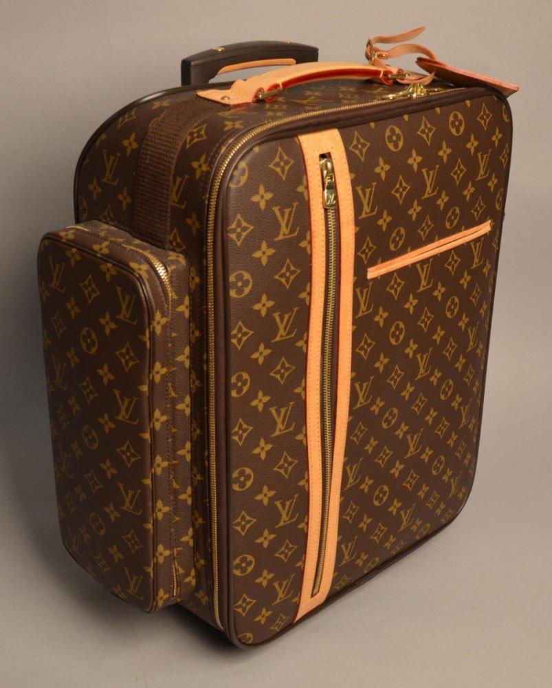 Louis VUITTON

Valise trolley en Toile Monogram Parements et poignée en cuir naturel Porte adresse amovible en cuir naturel, gravé "EF" Poche sur le côté Poignée téléscopique Deux rabats de protection pour maintenir les vêtements Avec son cadenas et ses deux clés 47x40x20 cm EN BON ETAT
