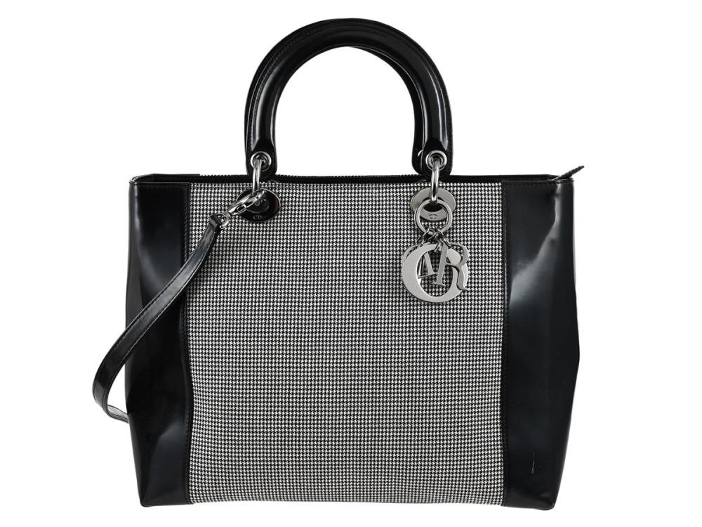 Accessories

Handbags

BAG, CHRISTIAN DIOR, Lady Dior Bag, black patent leather, fabric, black, white, silver-tone hardware, 33x25x11 cm, marked MA-0959, year 1999, detachable shoulder strap, dustbag,