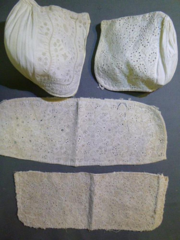 Deux bonnets pour enfants et deux passes...

Deux bonnets pour enfants et deux passes en Trapunto, XVIIIe siècle. Lin piqué, fils tirés et broderie au point de noeud (légères rousseurs)