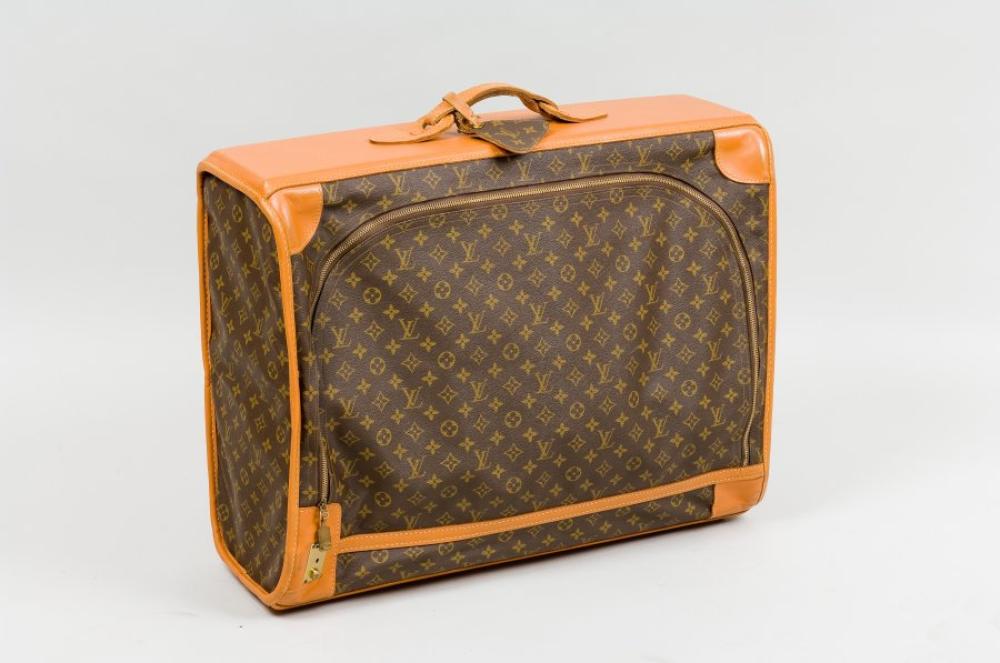 Louis VUITTON

for Saks Fifth Avenue Valise semi-souple en toile monogram et cuir naturel, fermeture éclair et serrure, poignée. Dimensions :63 x 23.5 x 53 cm