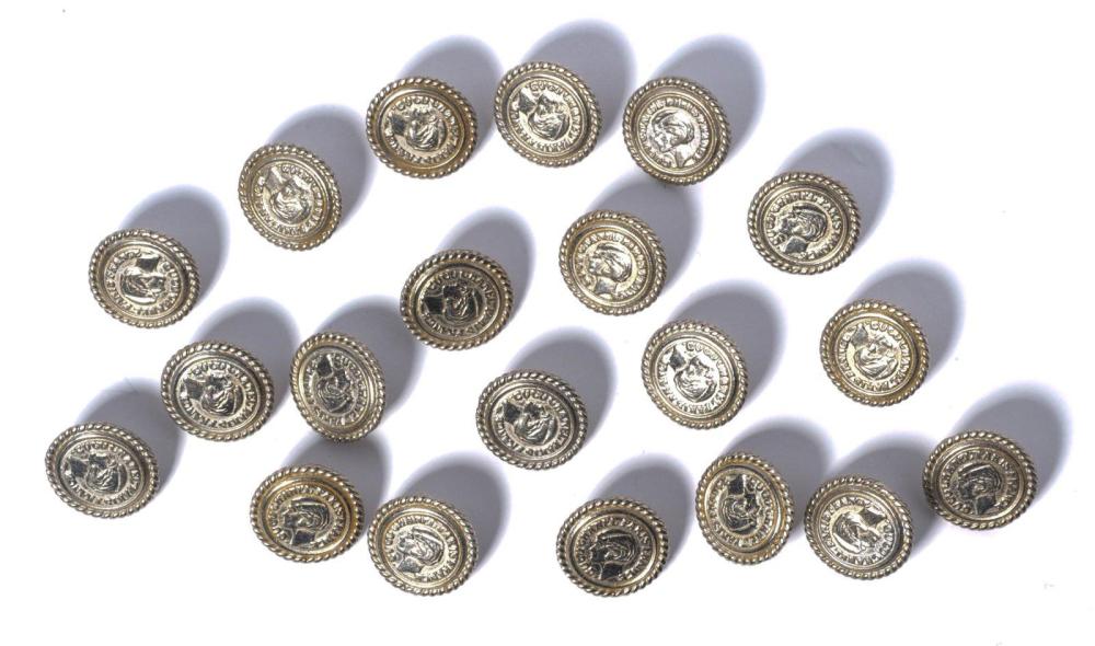 CHANEL

Lot de douze boutons en métal argenté représentant le profil de Mademoiselle et de vingt autre boutons gravés d’un entrelacs. Signé