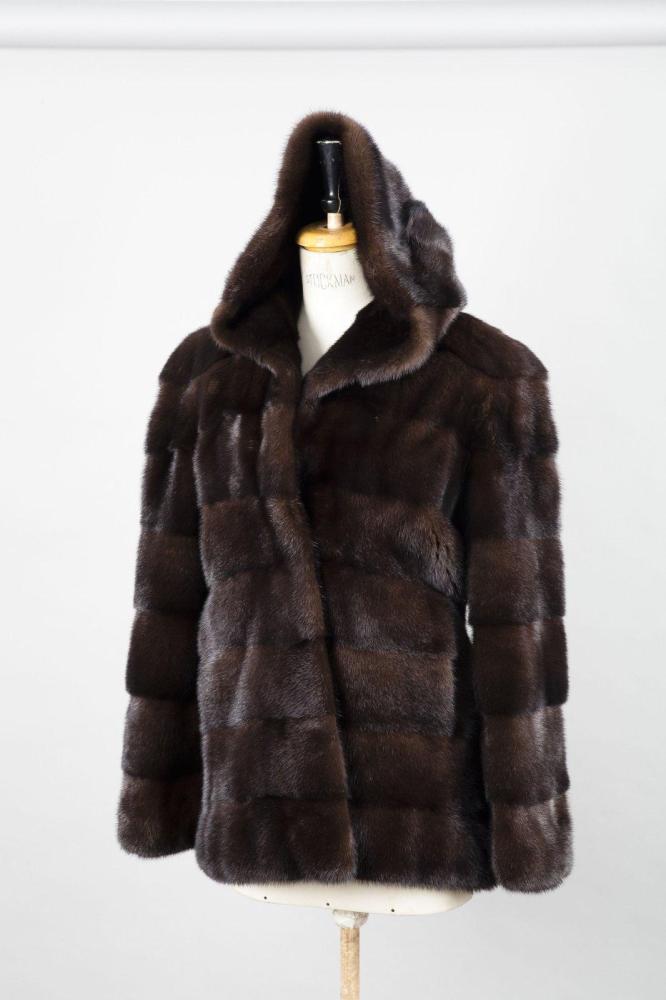 3/4 À capuche double fourrure en Vison femelle...

3/4 À capuche double fourrure en Vison femelle mahogany, travail horizontal arêtes sur flanc, simple boutonnage