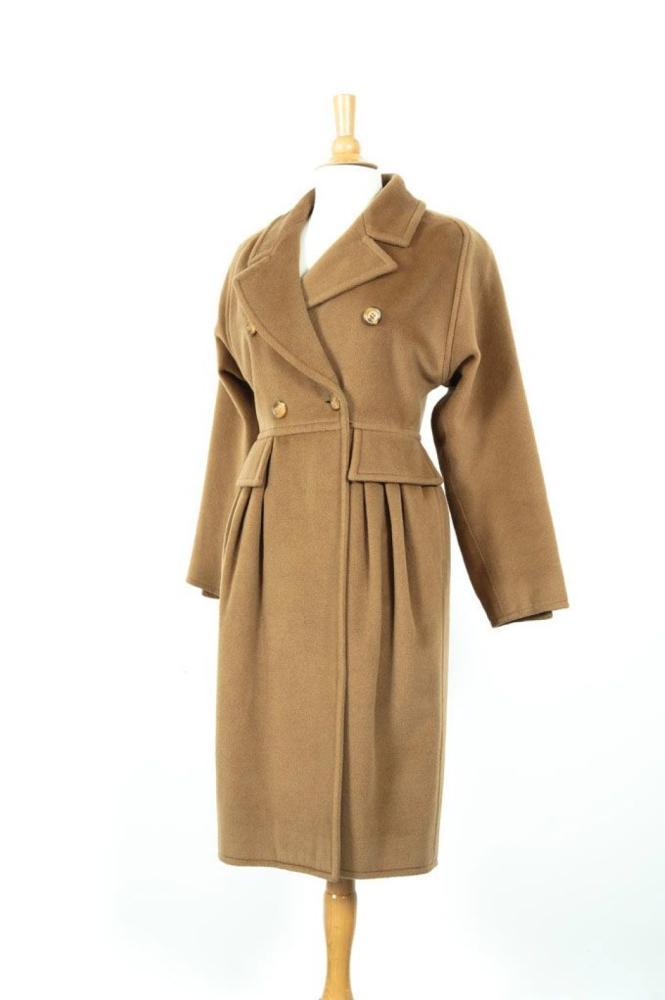 VALENTINO

Boutique Manteau en poil de chameau camel, col châle cranté, manches longues raglan, jupe du manteau coupé à la taille agrémenté de pinces sous rabats, double boutonnage, poches dans les coutures