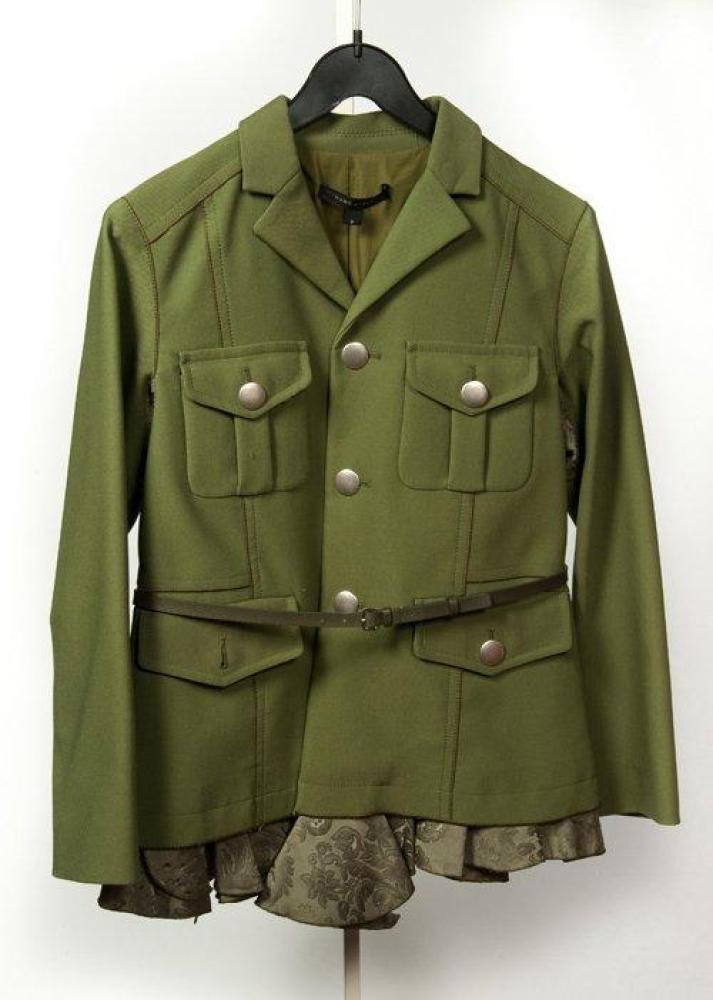 Marc JACOBS

Veste d’inspiration militaire en gabardine verte, col cranté, quatre poches sous rabats boutonnés, effet de surpiqures, manches longues, bas de la veste orné d’un volant en soie polyester façonné à motif floral, nous y joignons une ceinture fine en cuir coordonnée.