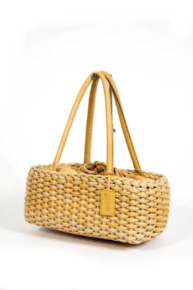 Jean Paul GAULTIER

Maroquinerie Sac 36cm en cuir naturel, fermeture par un lien coulissant se terminant par des pompons, double anse, porte-nom. Bon état (traces)