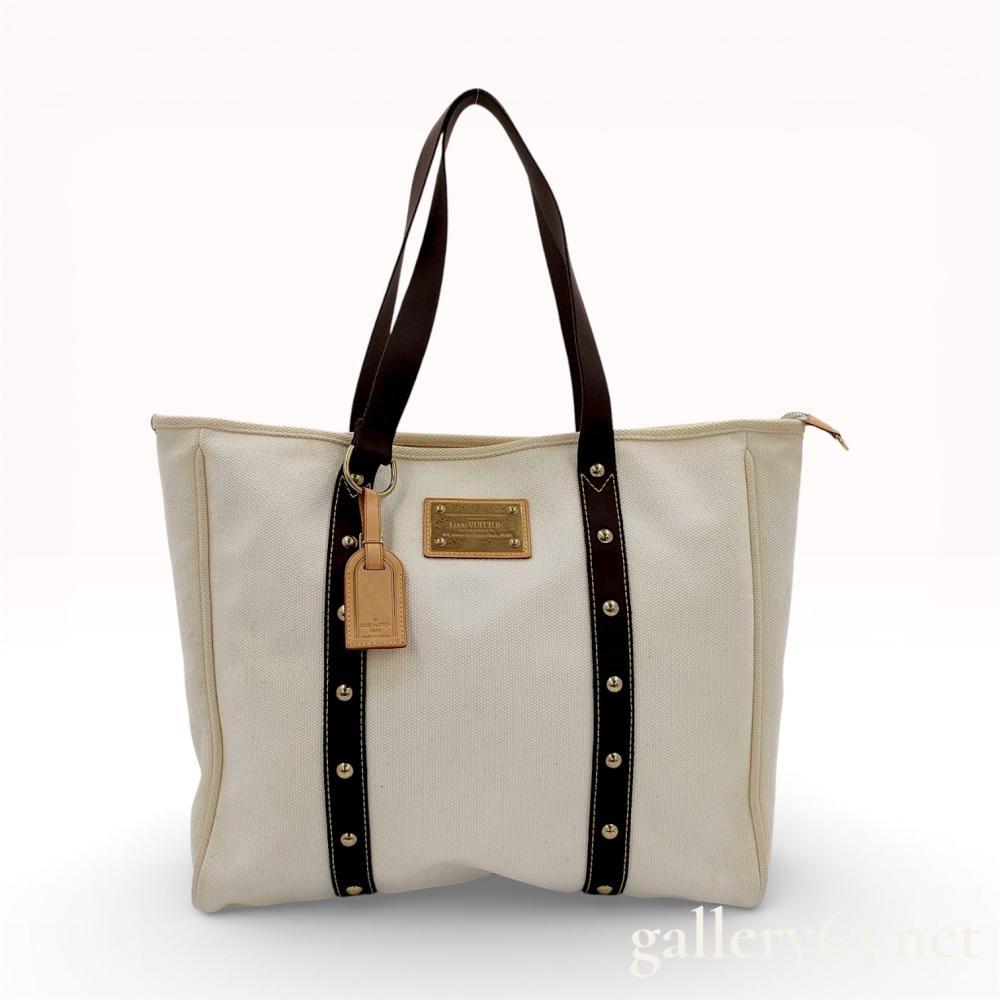 Description
Louis Vuitton Antigua Cabas GM tote bag in ecru canvas with dark brown leather trim and gold-tone hardware.