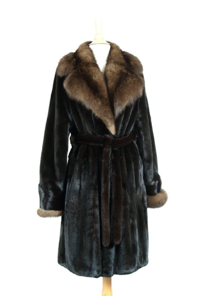 REBECCA

9/10ème en Vison dark saga femelle, travail pleines peaux, col cranté et revers de manches en Zibeline brune bargouzine de Russie, simple boutonnage, ceinture en fourrure