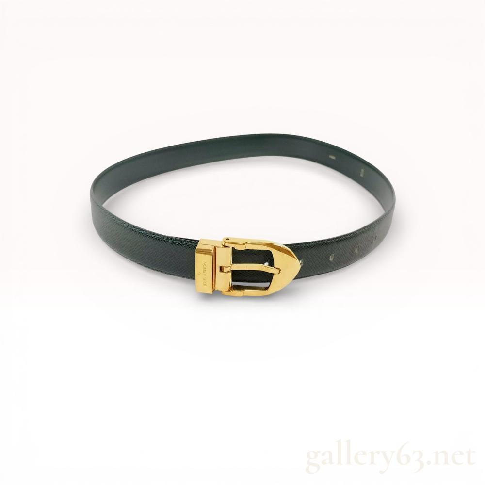 Description
Louis Vuitton Green Taiga Classique belt, produced in May 1993. This accessory is constructed from dark forest green Taiga leather with a characteristic cross-hatched texture and features a gold-tone single-prong buckle. The interior of the strap is marked with gold-tone stamps reading LOUIS VUITTON PARIS made in France, sizing 85/34, and date code CT0953.
Total Length: Approximately 38.5 inches (97.8 cm).