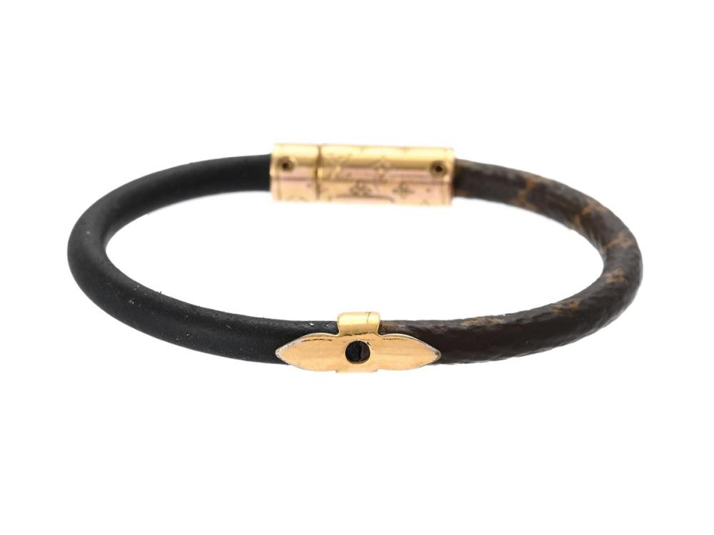 Jewellery

Bracelet

BRACELET, LOUIS VUITTON, Daily Confidential Bracelet, monogram canvas, yellow metal, Logo LV, diameter 5 cm,