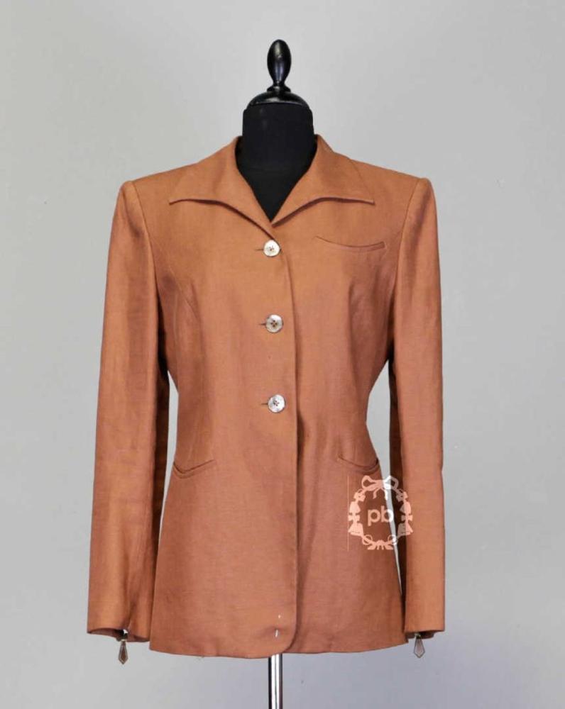 HERMES Paris VESTE légèrement cintrée en...

HERMES Paris
 VESTE légèrement cintrée en lin canelle, col rabattu sur simple boutonnage griffé, poignets zippés, trois poches passepoilées, fente dos (T40)