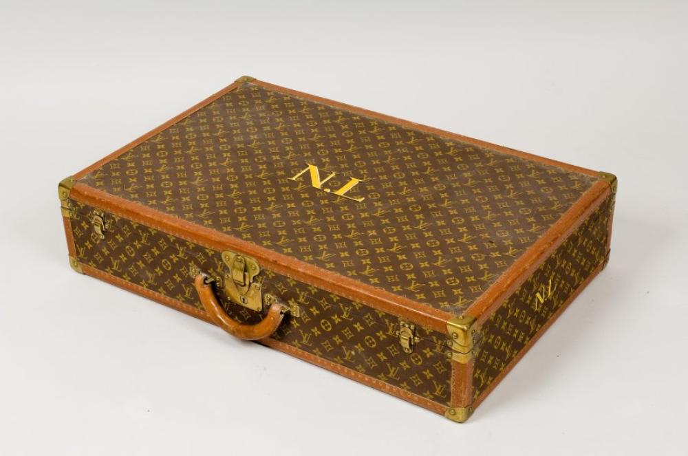 Louis VUITTON

avenue Marceau n°871477 Valise Bisten en toile monogram chiffrée NL, bordures lozinées, coins, fermeture en laiton doré, poignée cuir, intérieur doublé de vuittonite beige. Dimensions : 80 x 52 x 18cm