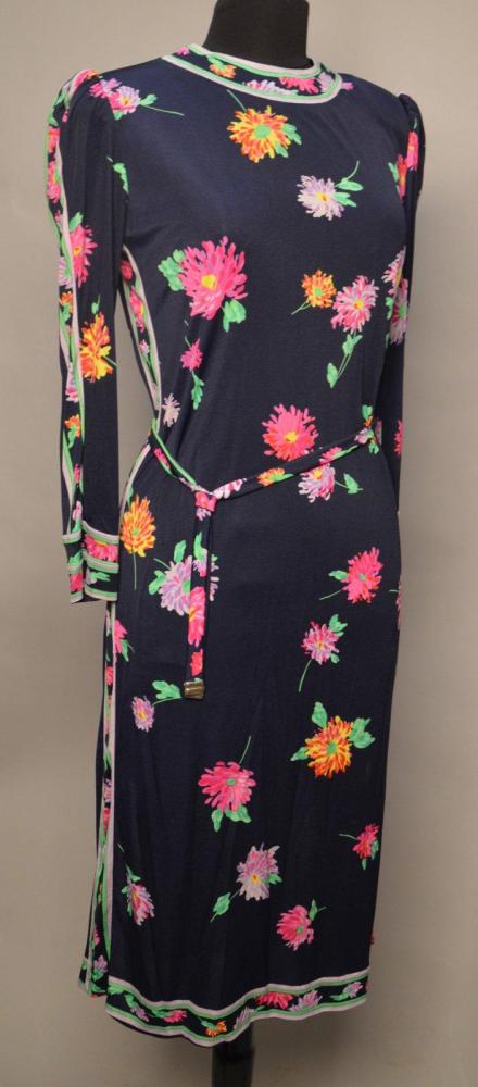 LEONARD

Robe imprimée fleurie en jersey de soie, épaulettes Avec sa ceinture Taille 1 BON ETAT